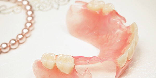 金属の留め具のない、目立たない入れ歯、ノンクラスプデンチャー